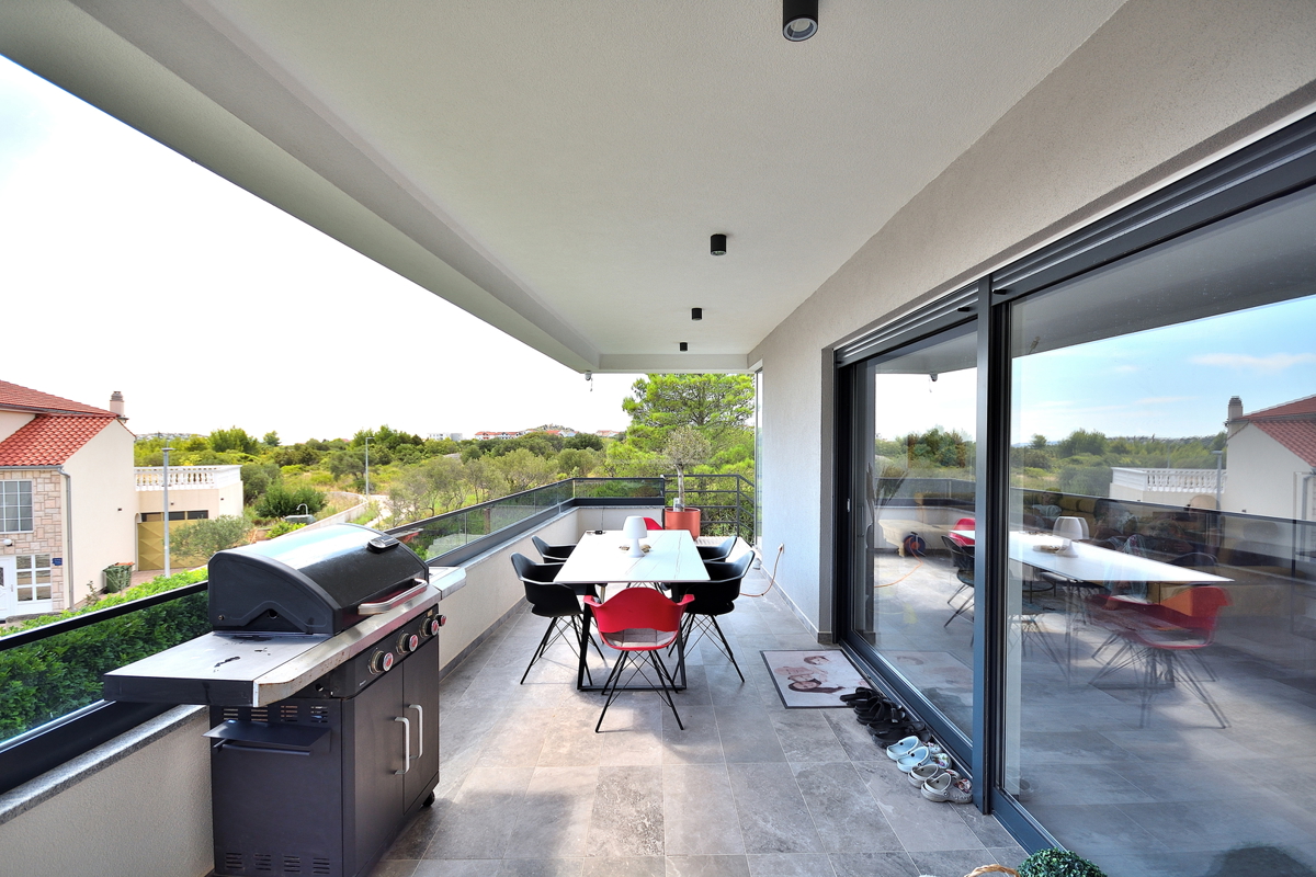 Vodice - appartamento arredato al piano terra con giardino e vista mare, a 300 m dalla spiaggia