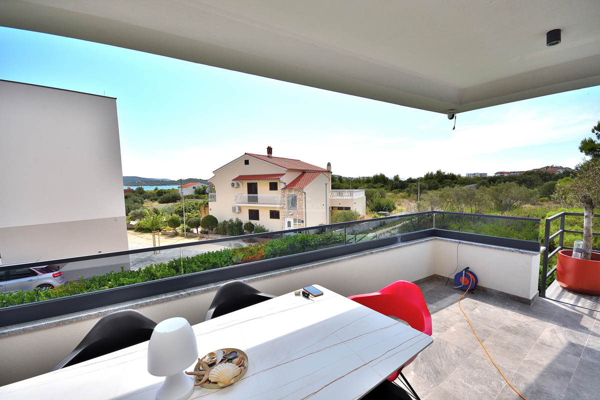 Vodice - appartamento arredato al piano terra con giardino e vista mare, a 300 m dalla spiaggia