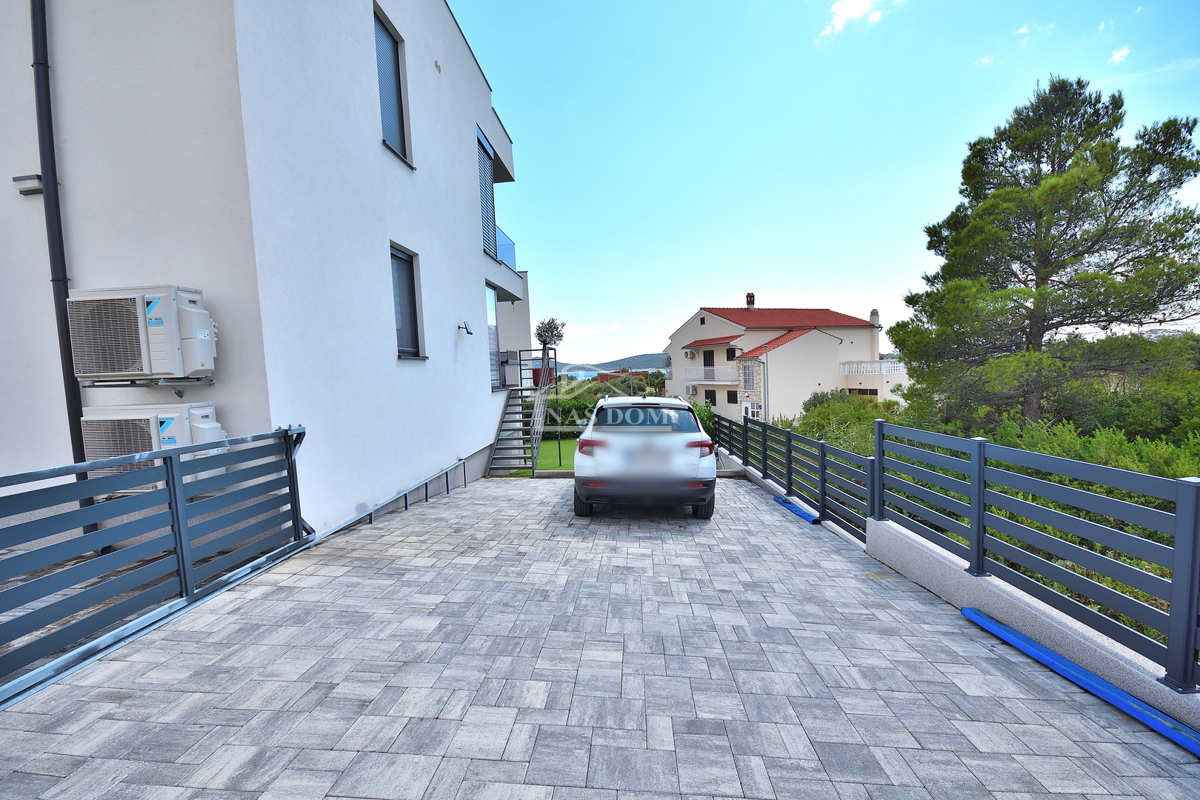 Vodice - appartamento arredato al piano terra con giardino e vista mare, a 300 m dalla spiaggia
