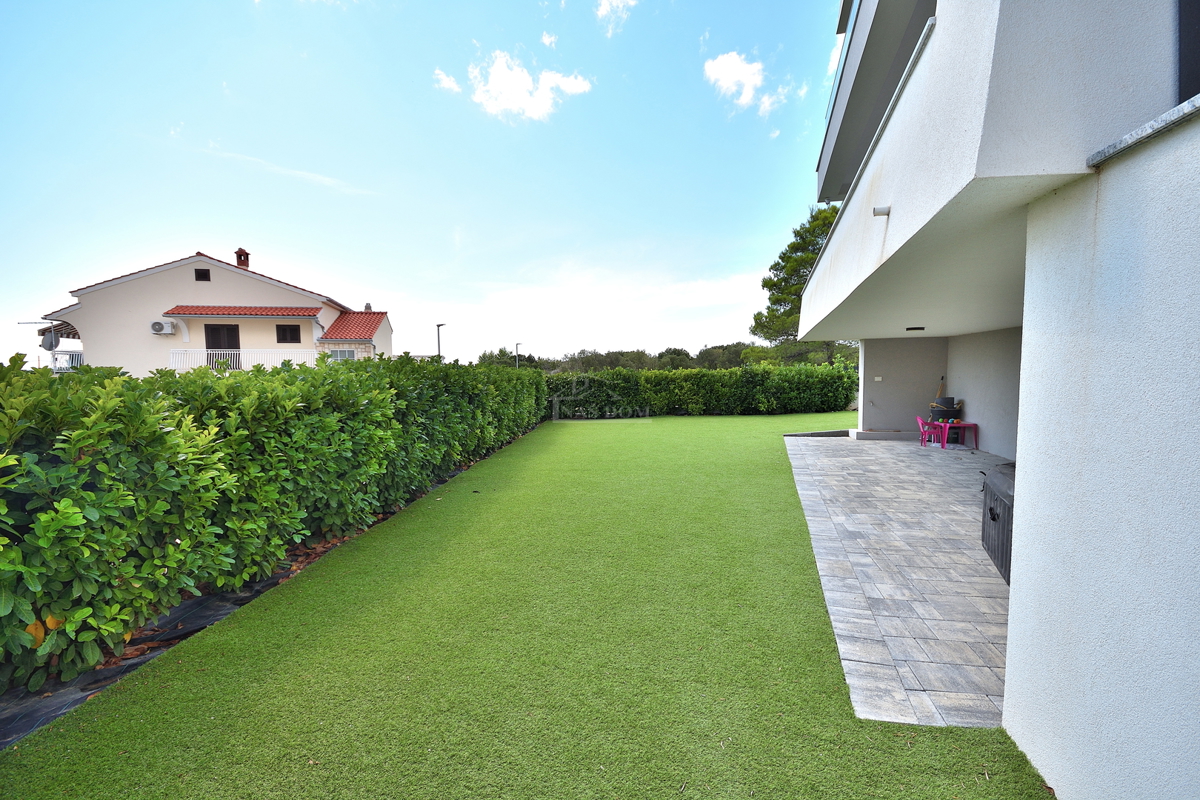 Vodice - appartamento arredato al piano terra con giardino e vista mare, a 300 m dalla spiaggia