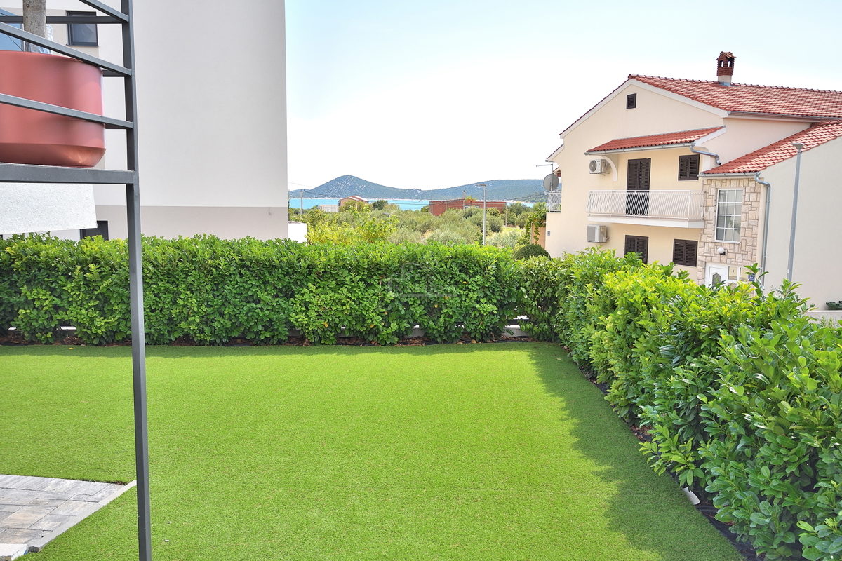 Vodice - appartamento arredato al piano terra con giardino e vista mare, a 300 m dalla spiaggia