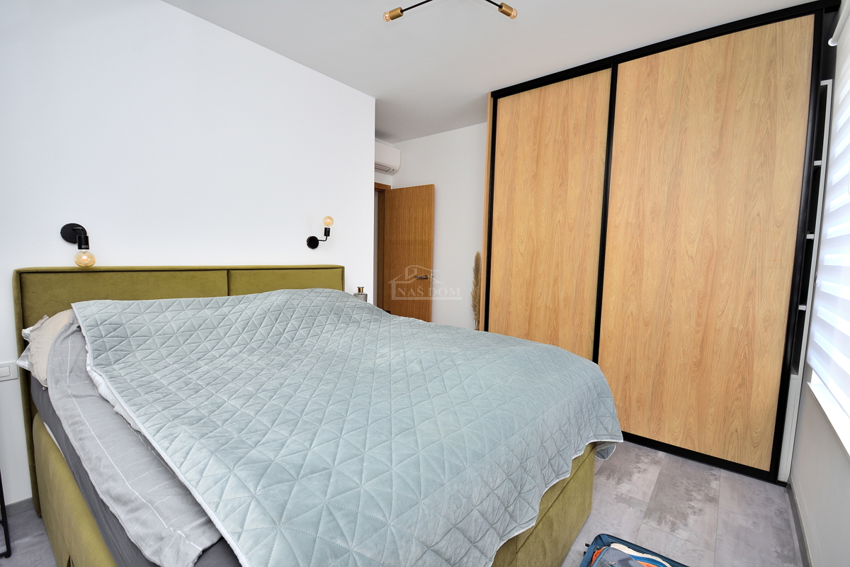 Vodice - appartamento arredato al piano terra con giardino e vista mare, a 300 m dalla spiaggia