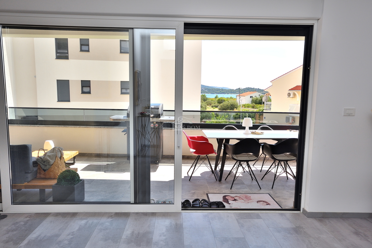 Vodice - appartamento arredato al piano terra con giardino e vista mare, a 300 m dalla spiaggia