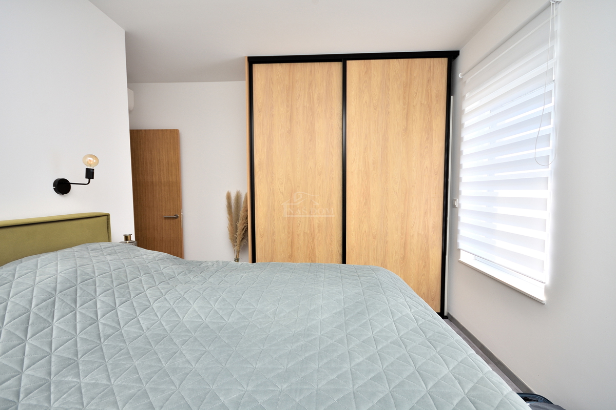 Vodice - appartamento arredato al piano terra con giardino e vista mare, a 300 m dalla spiaggia