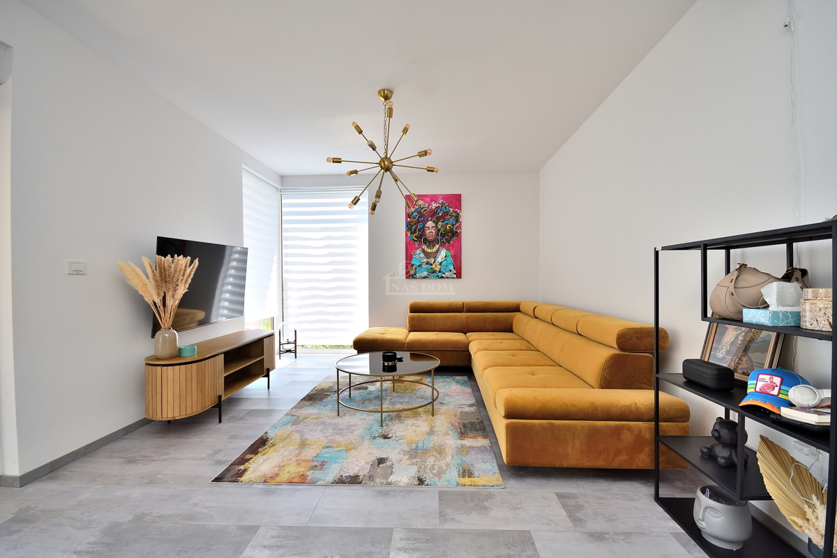 Vodice - appartamento arredato al piano terra con giardino e vista mare, a 300 m dalla spiaggia