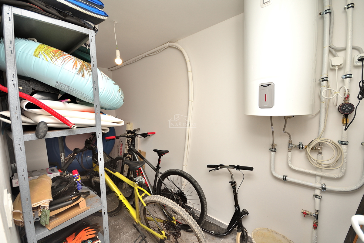 Vodice - appartamento arredato al piano terra con giardino e vista mare, a 300 m dalla spiaggia