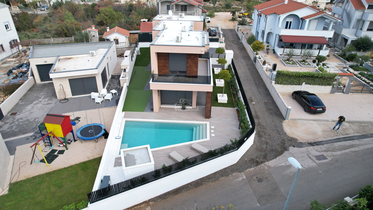 Elegante villa di lusso con piscina, giardino e dotazioni premium – Vodice