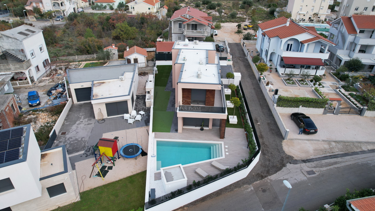 Elegante villa di lusso con piscina, giardino e dotazioni premium – Vodice