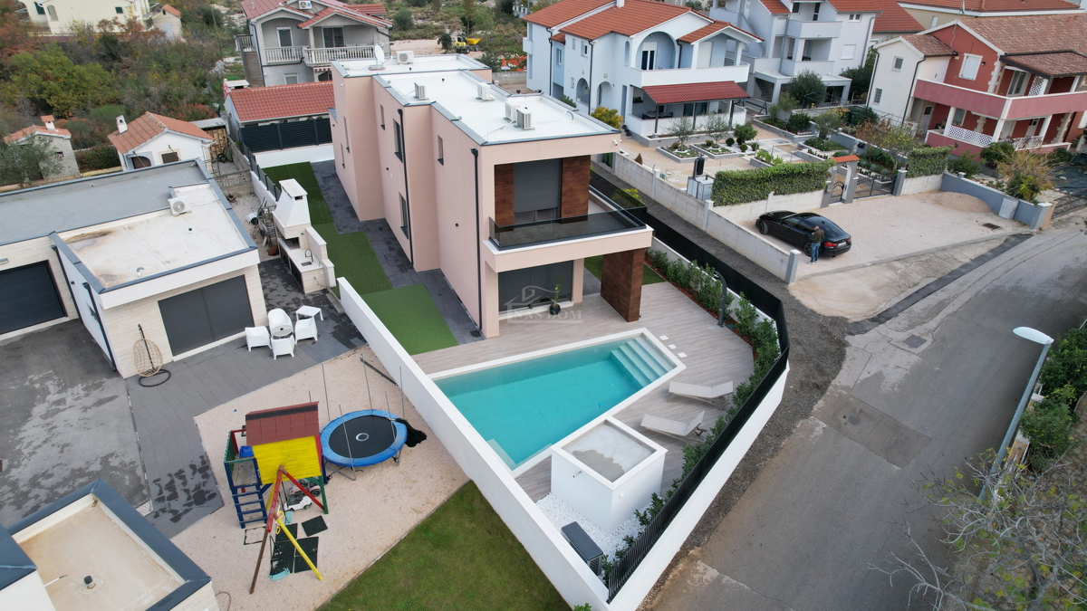 Elegante villa di lusso con piscina, giardino e dotazioni premium – Vodice