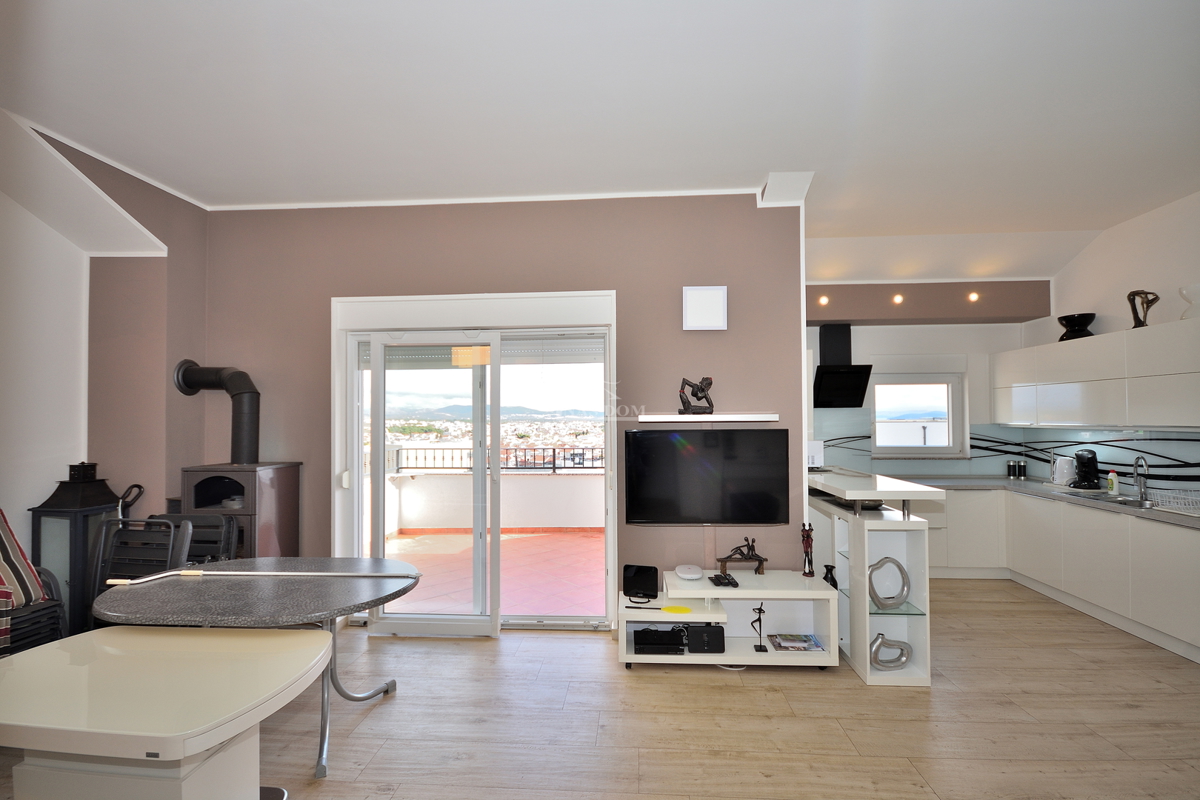 Vodice - appartamento arredato con due camere da letto e ampia terrazza