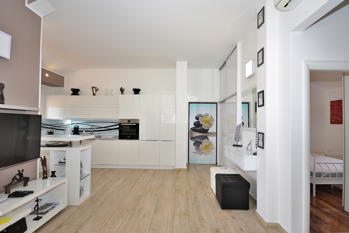 Vodice - appartamento arredato con due camere da letto e ampia terrazza