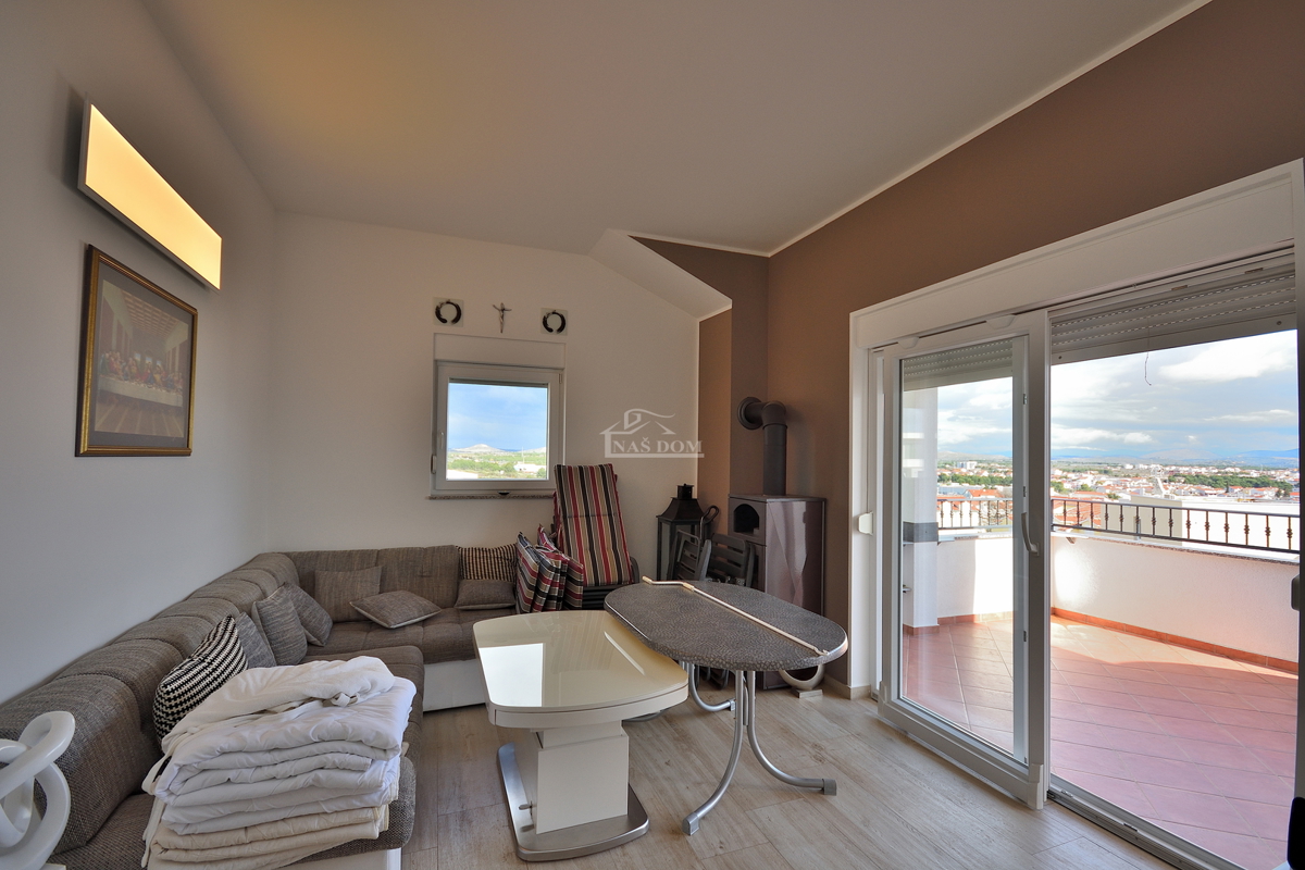 Vodice - appartamento arredato con due camere da letto e ampia terrazza