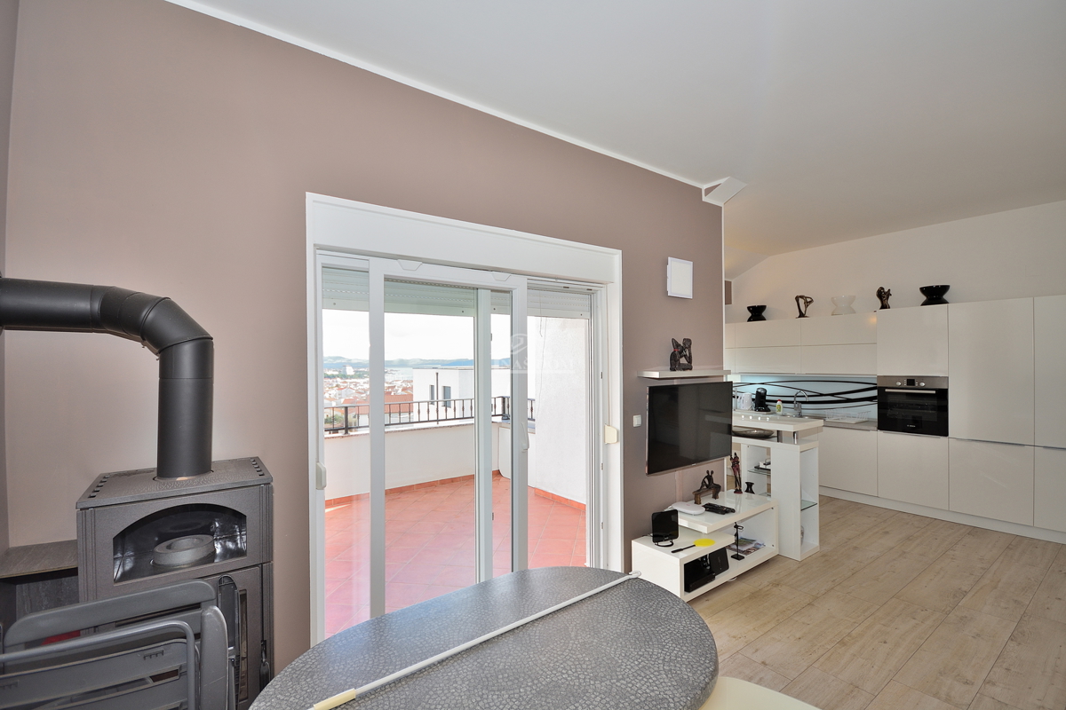 Vodice - appartamento arredato con due camere da letto e ampia terrazza