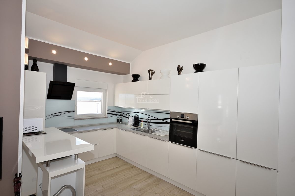 Vodice - appartamento arredato con due camere da letto e ampia terrazza