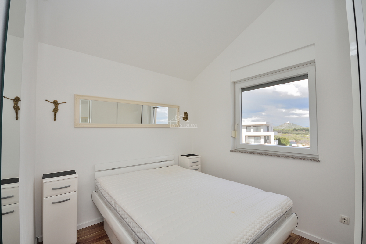 Vodice - appartamento arredato con due camere da letto e ampia terrazza