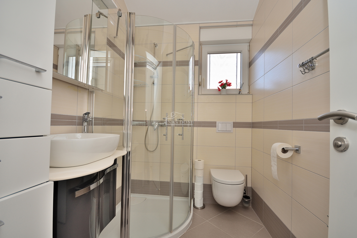 Vodice - appartamento arredato con due camere da letto e ampia terrazza