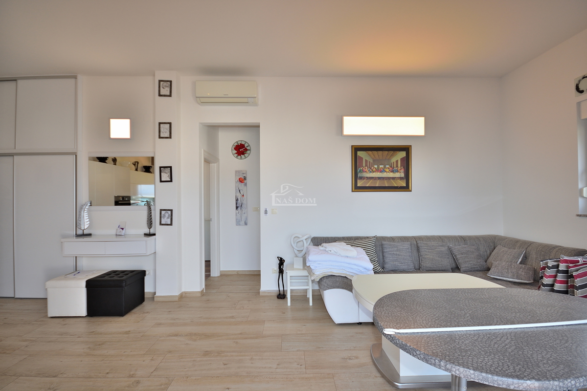 Vodice - appartamento arredato con due camere da letto e ampia terrazza