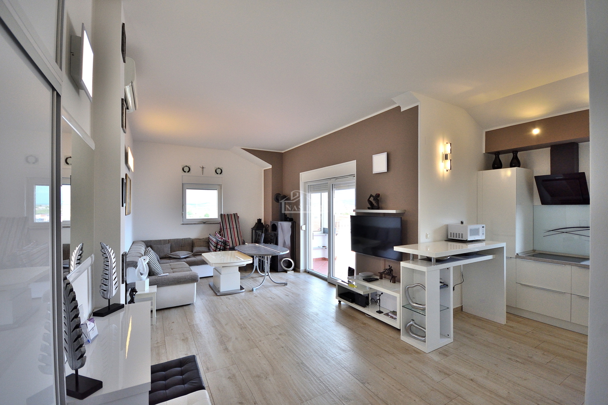 Vodice - appartamento arredato con due camere da letto e ampia terrazza