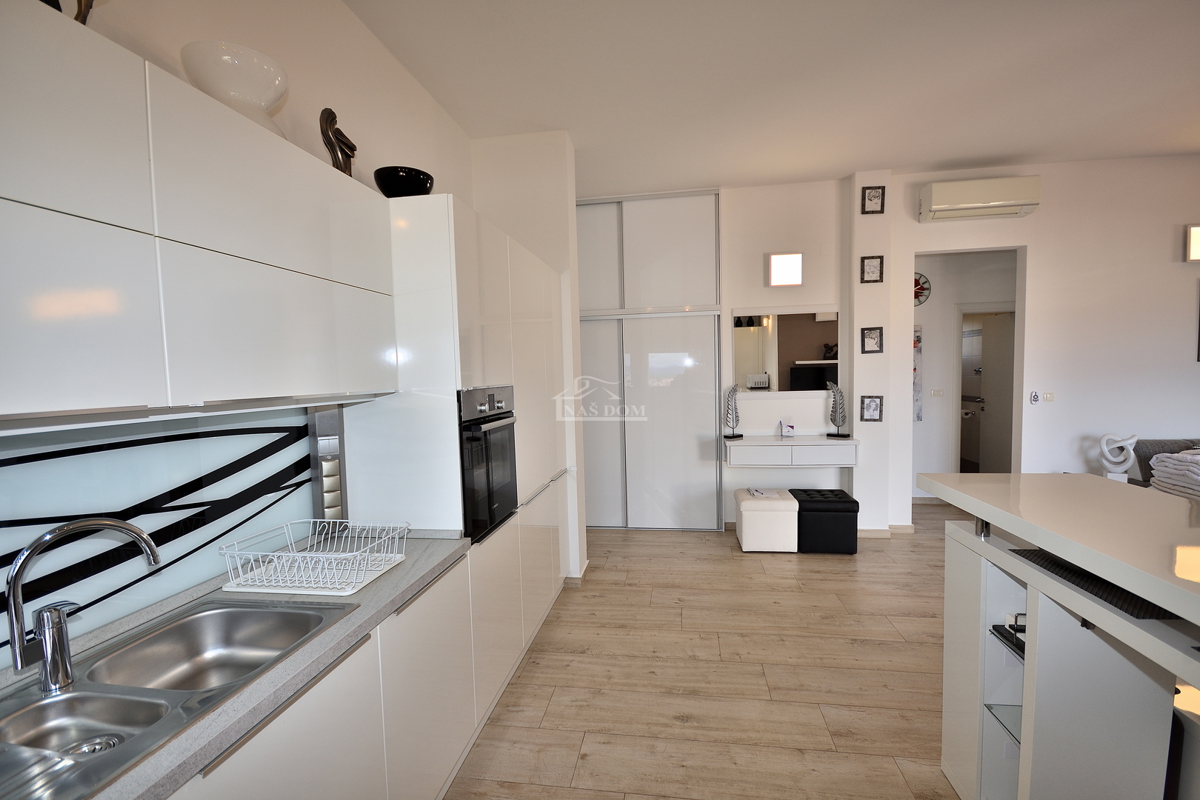 Vodice - appartamento arredato con due camere da letto e ampia terrazza