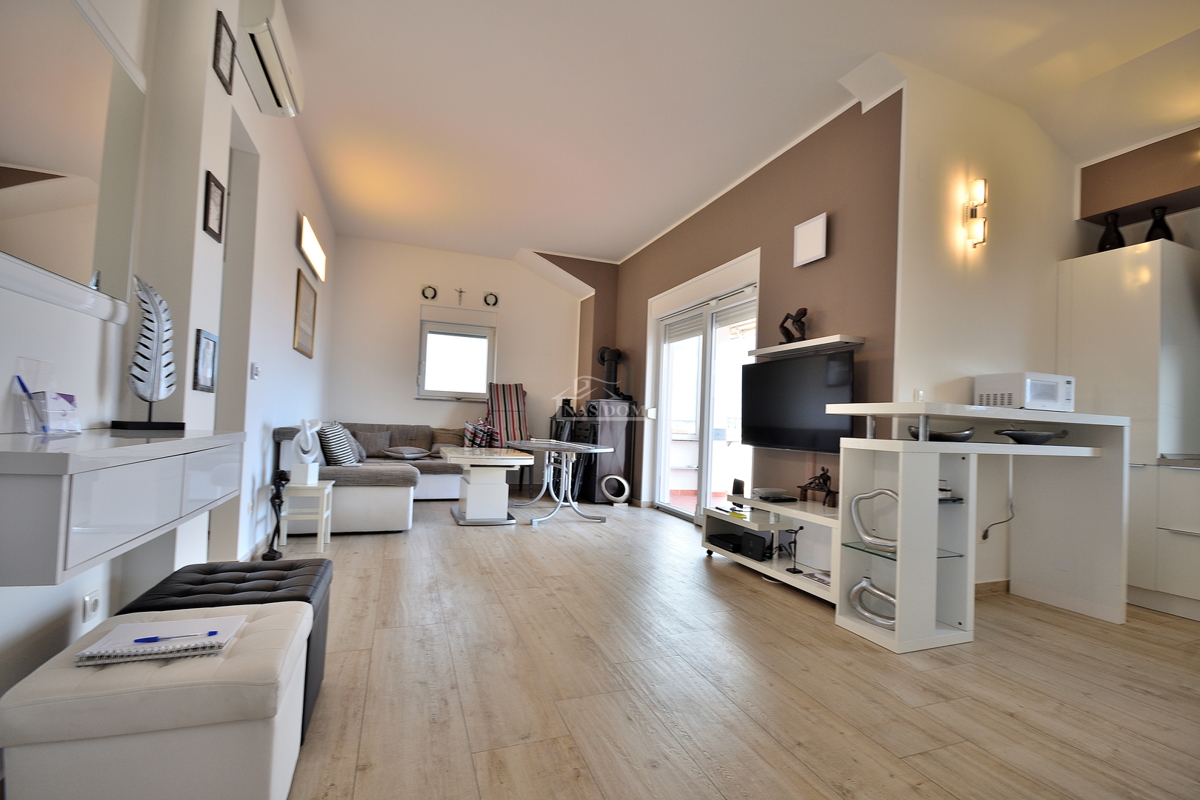 Vodice - appartamento arredato con due camere da letto e ampia terrazza