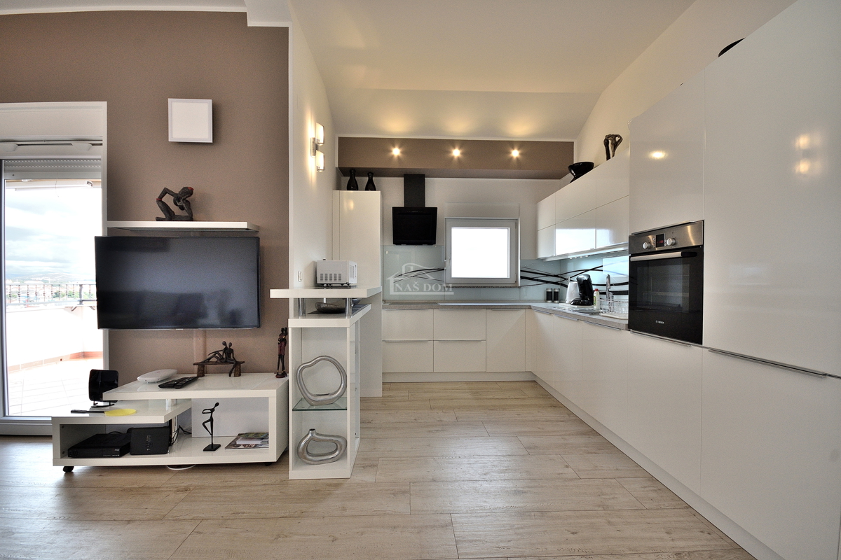 Vodice - appartamento arredato con due camere da letto e ampia terrazza