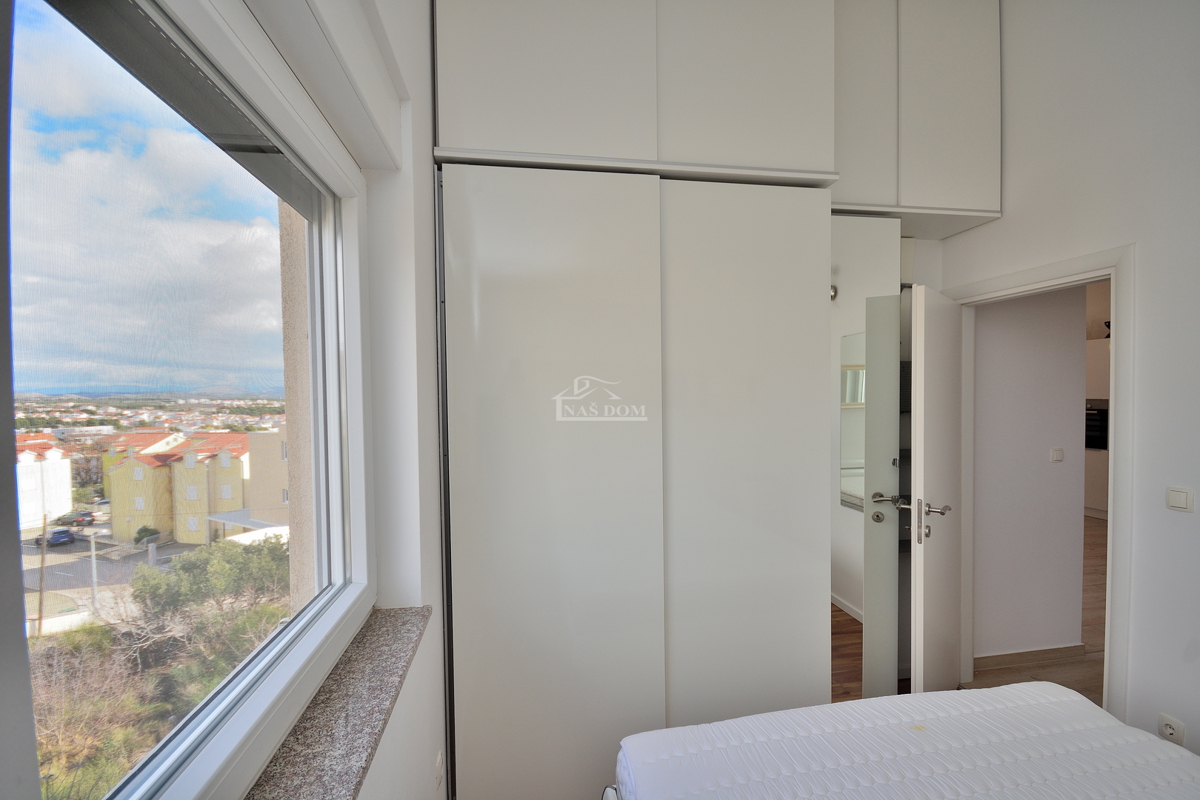 Vodice - appartamento arredato con due camere da letto e ampia terrazza