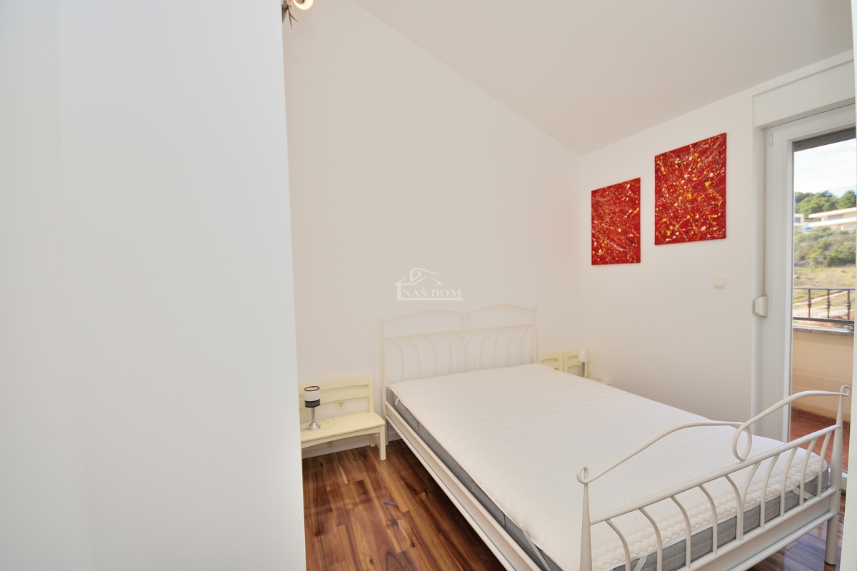 Vodice - appartamento arredato con due camere da letto e ampia terrazza