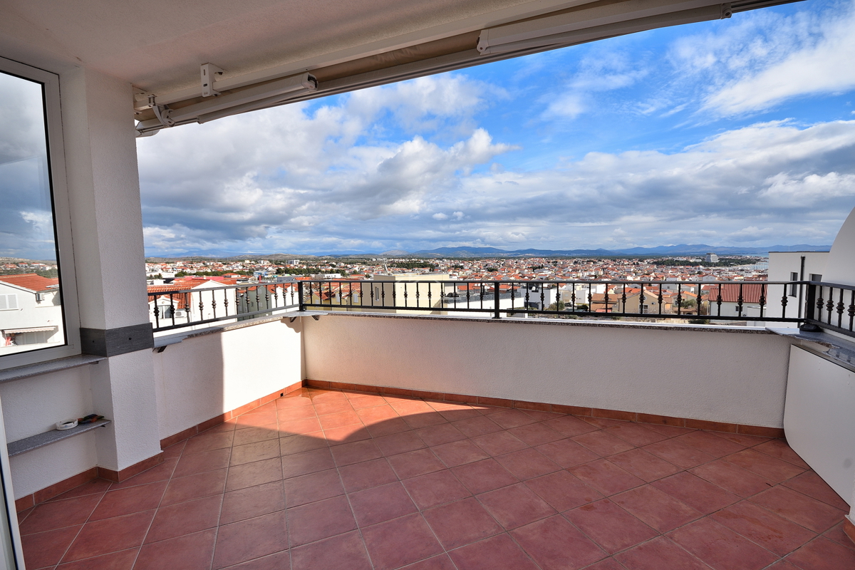 Vodice - appartamento arredato con due camere da letto e ampia terrazza