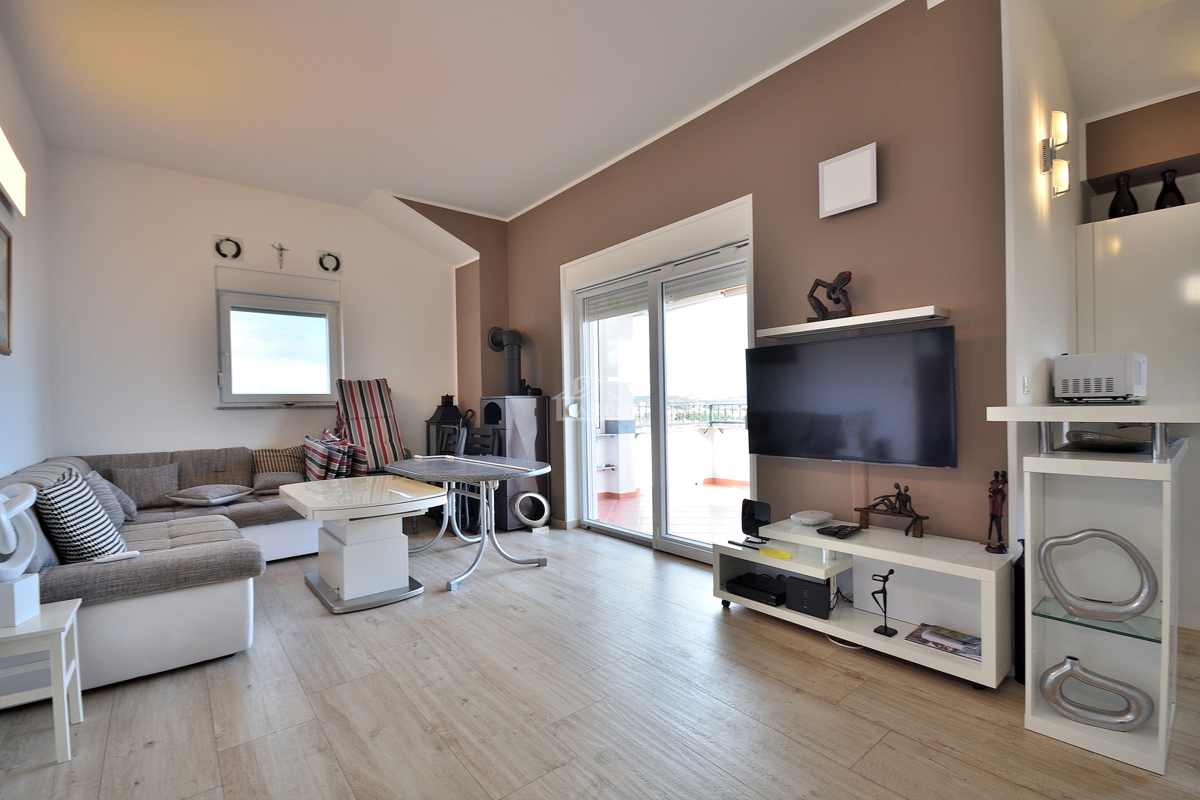 Vodice - appartamento arredato con due camere da letto e ampia terrazza