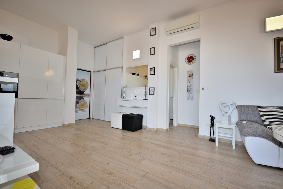 Vodice - appartamento arredato con due camere da letto e ampia terrazza