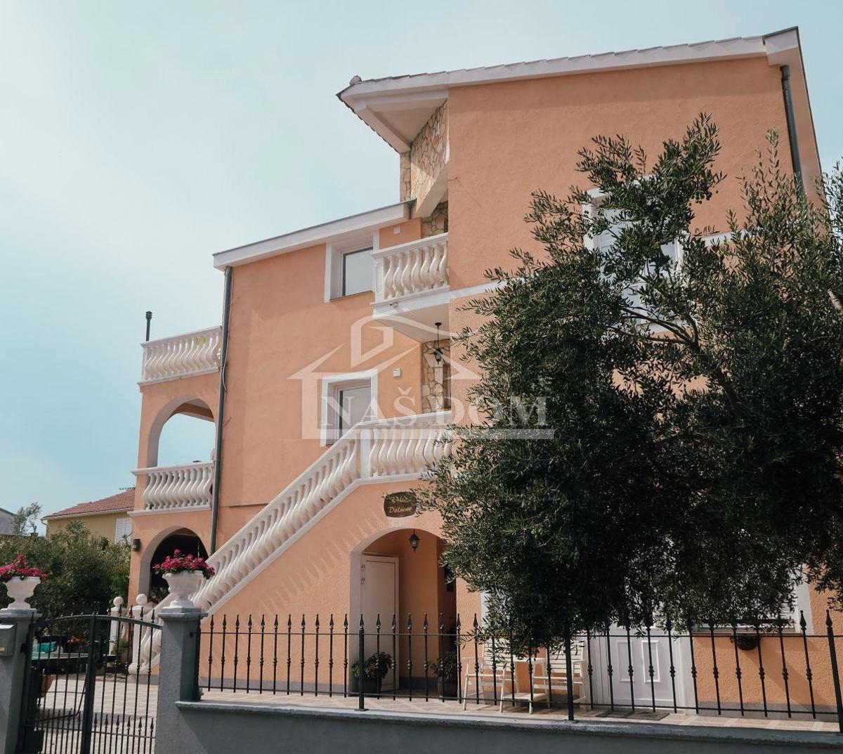 Vodice - Casa con 7 appartamenti, posizione tranquilla