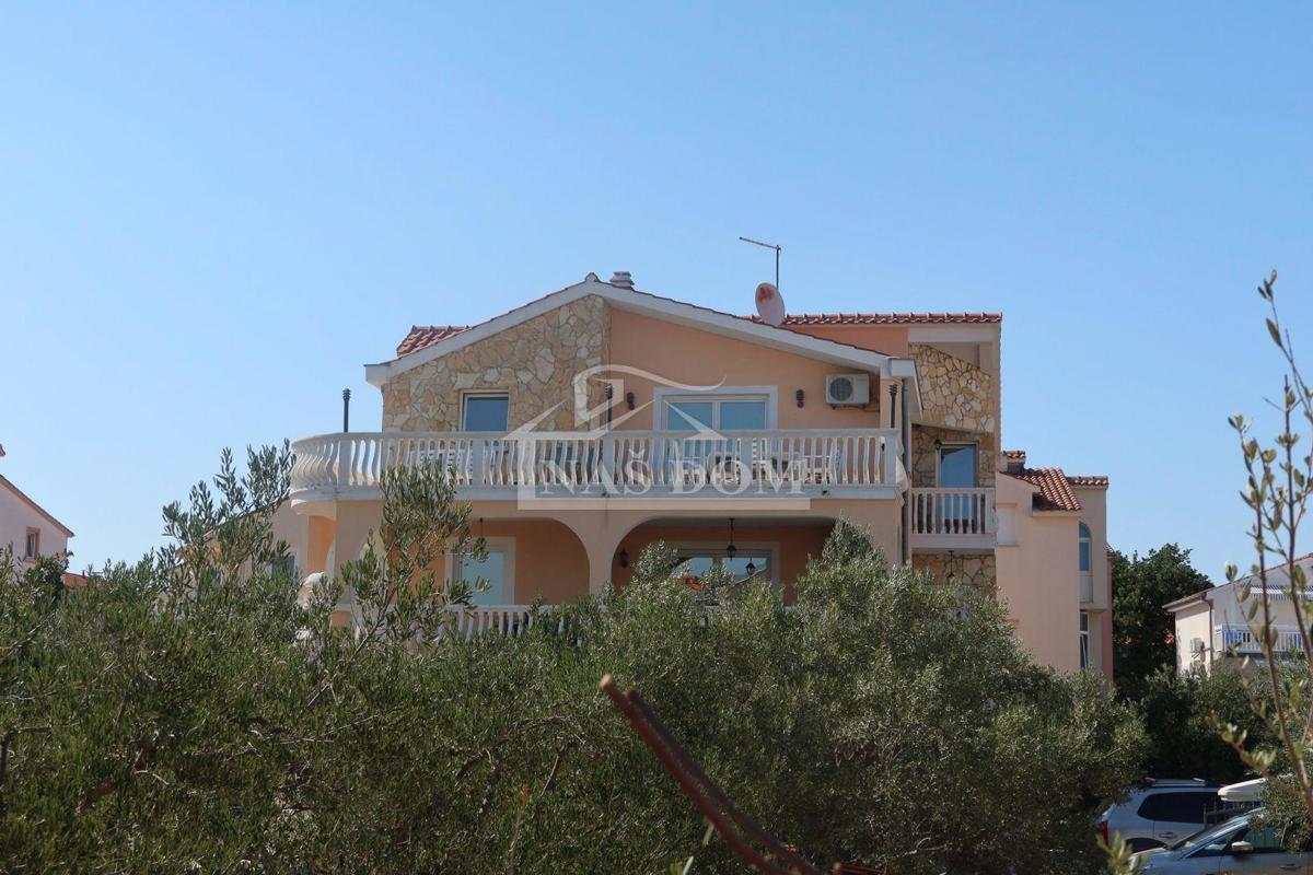 Vodice - Casa con 7 appartamenti, posizione tranquilla