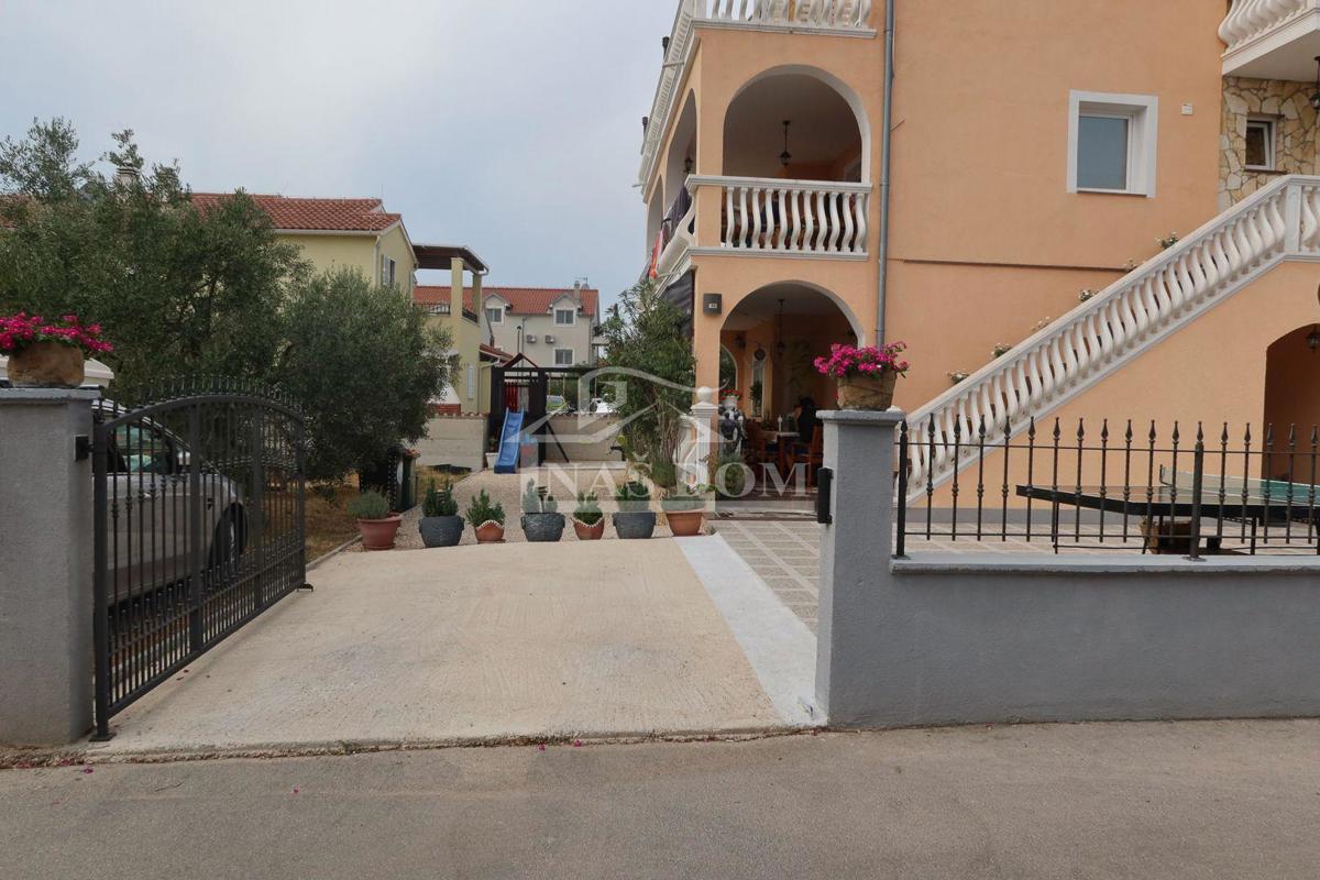 Vodice - Casa con 7 appartamenti, posizione tranquilla