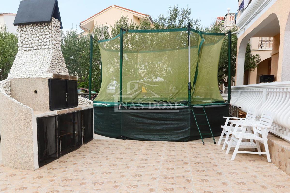 Vodice - Casa con 7 appartamenti, posizione tranquilla