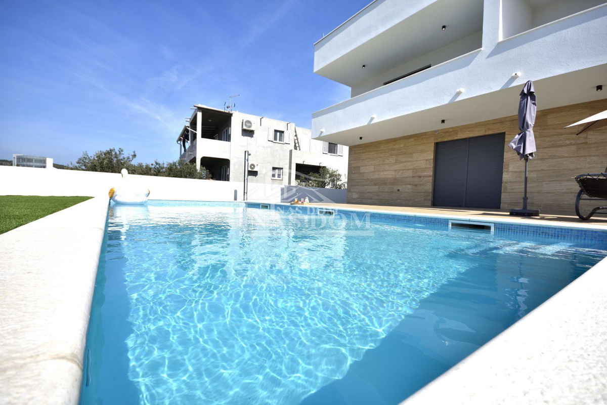 Vodice - Casa indipendente con 3 appartamenti, garage e piscina