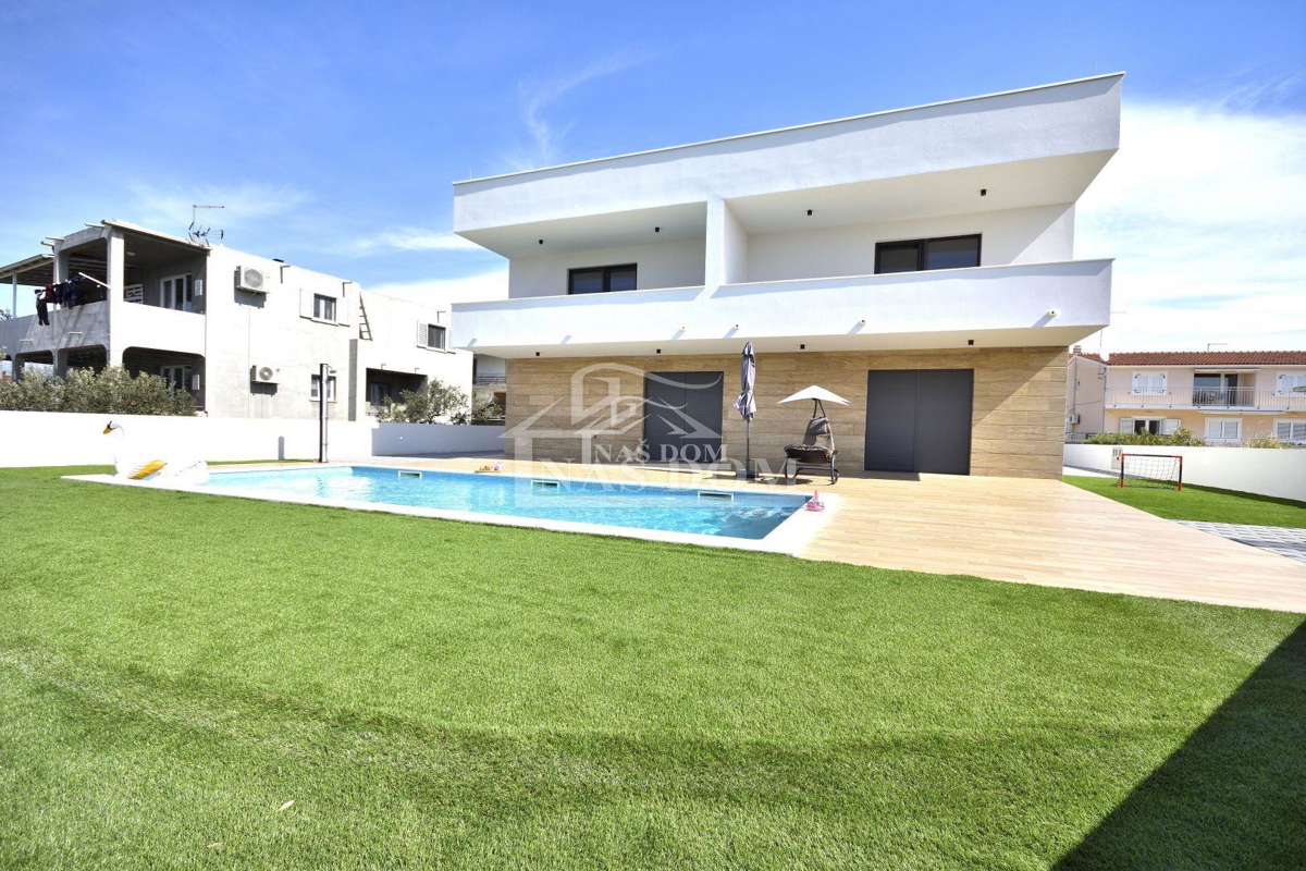 Vodice - Casa indipendente con 3 appartamenti, garage e piscina
