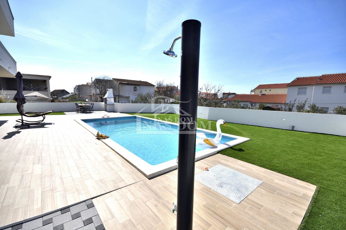 Vodice - Casa indipendente con 3 appartamenti, garage e piscina