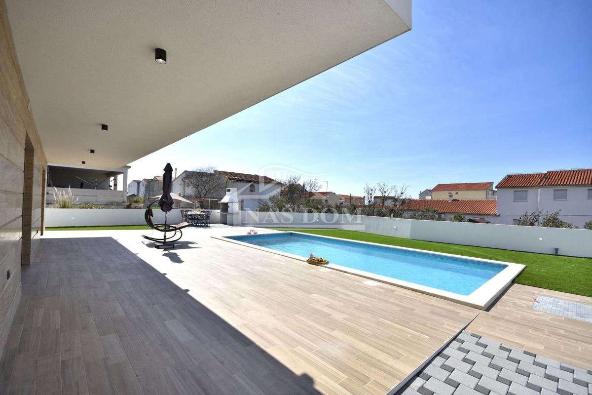 Vodice - Casa indipendente con 3 appartamenti, garage e piscina