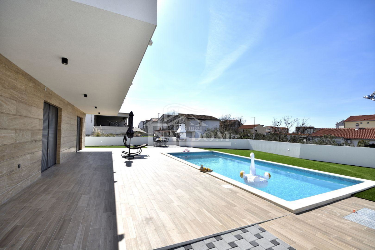 Vodice - Casa indipendente con 3 appartamenti, garage e piscina