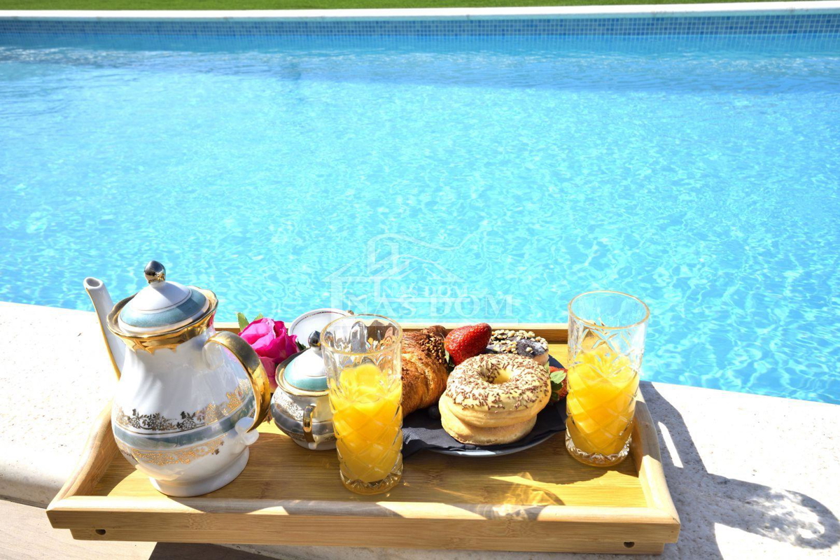 Vodice - Casa indipendente con 3 appartamenti, garage e piscina