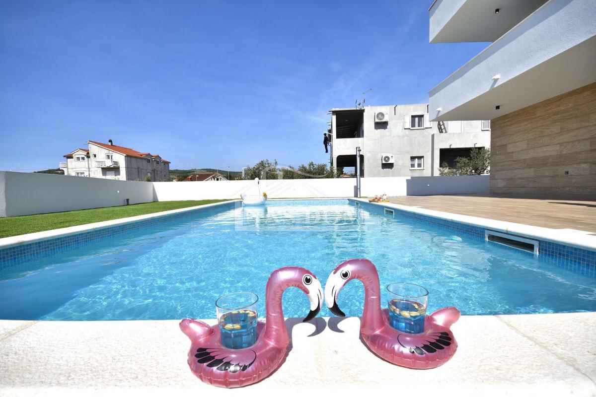 Vodice - Casa indipendente con 3 appartamenti, garage e piscina