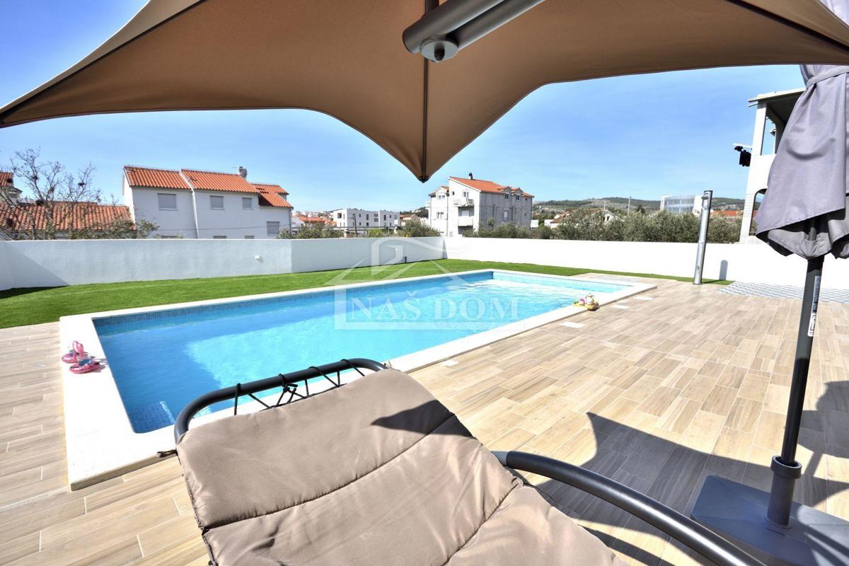 Vodice - Casa indipendente con 3 appartamenti, garage e piscina