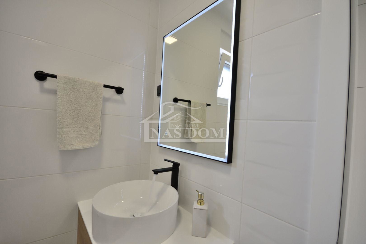 Vodice - Casa indipendente con 3 appartamenti, garage e piscina