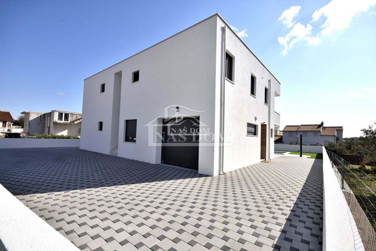 Vodice - Casa indipendente con 3 appartamenti, garage e piscina