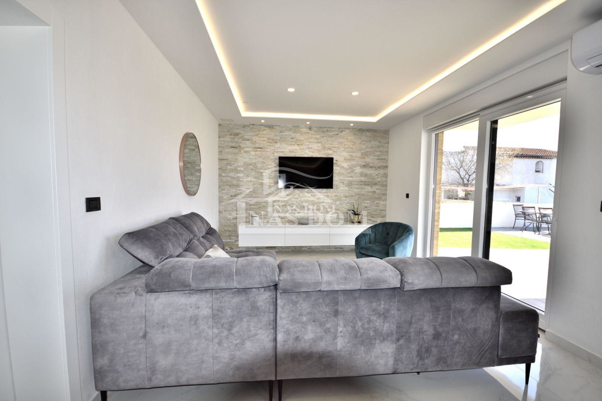 Vodice - Casa indipendente con 3 appartamenti, garage e piscina
