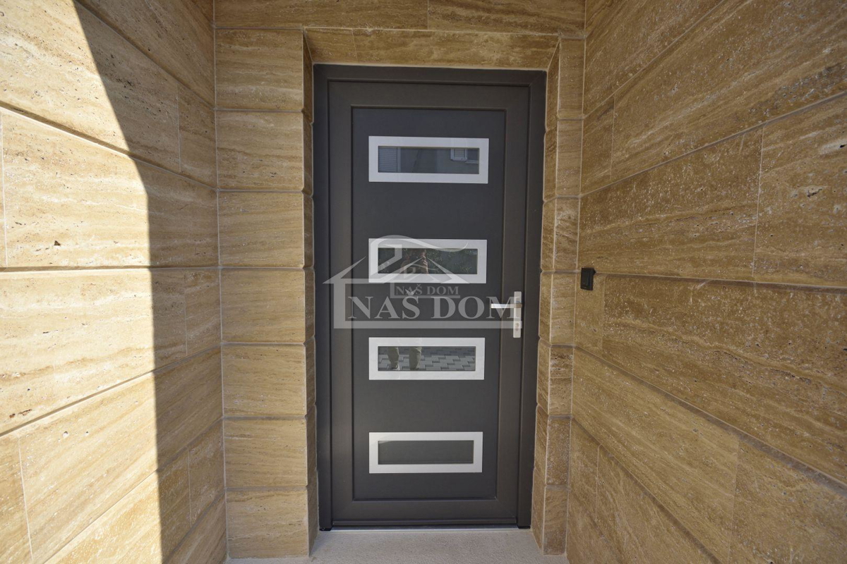 Vodice - Casa indipendente con 3 appartamenti, garage e piscina