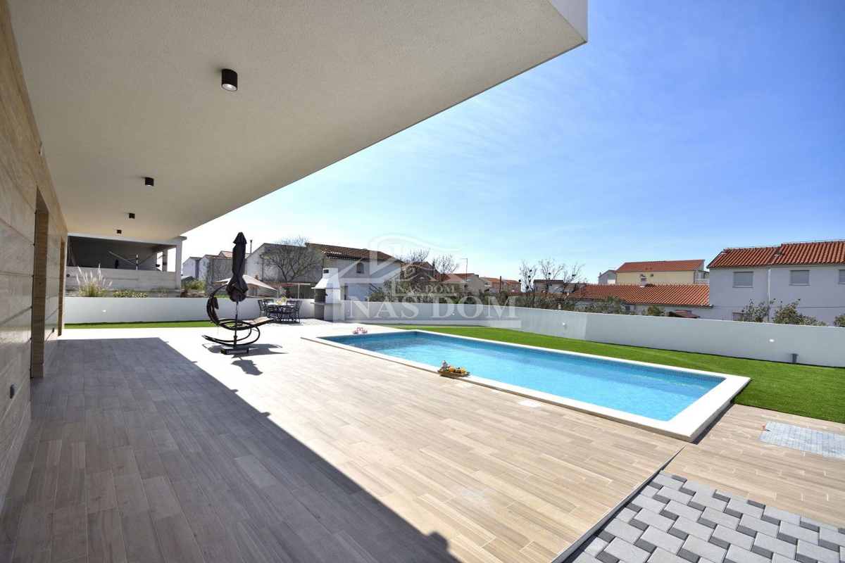 Vodice - Casa indipendente con 3 appartamenti, garage e piscina