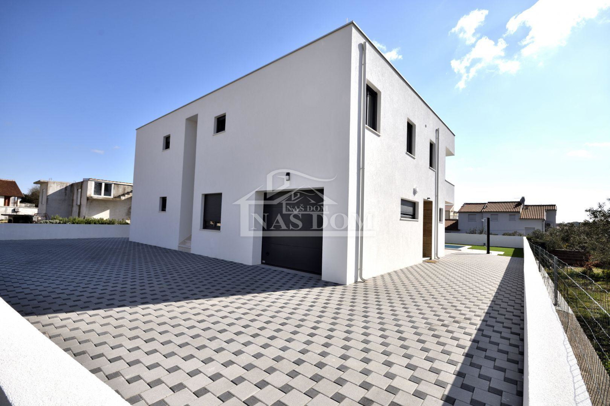 Vodice - Casa indipendente con 3 appartamenti, garage e piscina