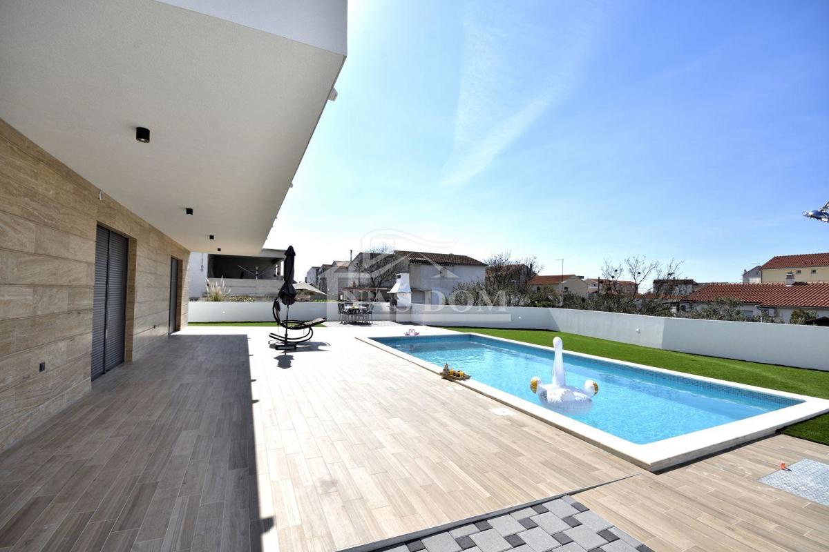 Vodice - Casa indipendente con 3 appartamenti, garage e piscina