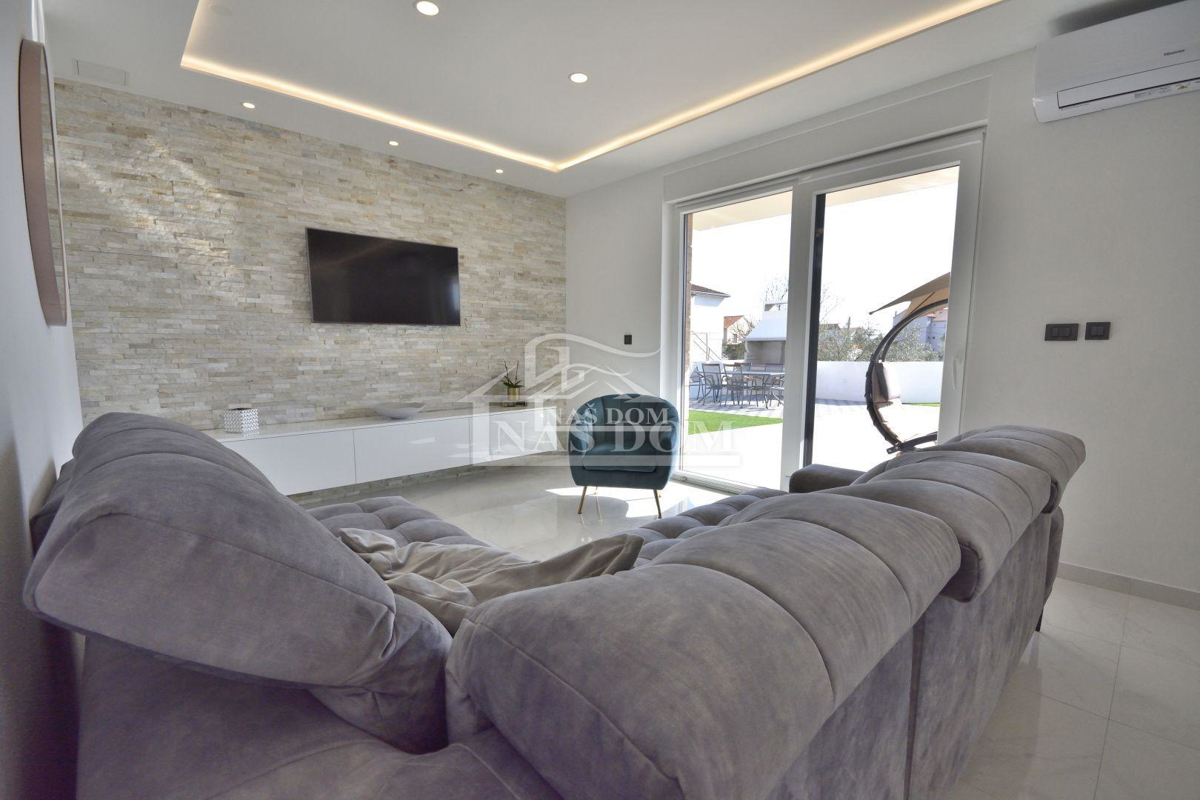 Vodice - Casa indipendente con 3 appartamenti, garage e piscina